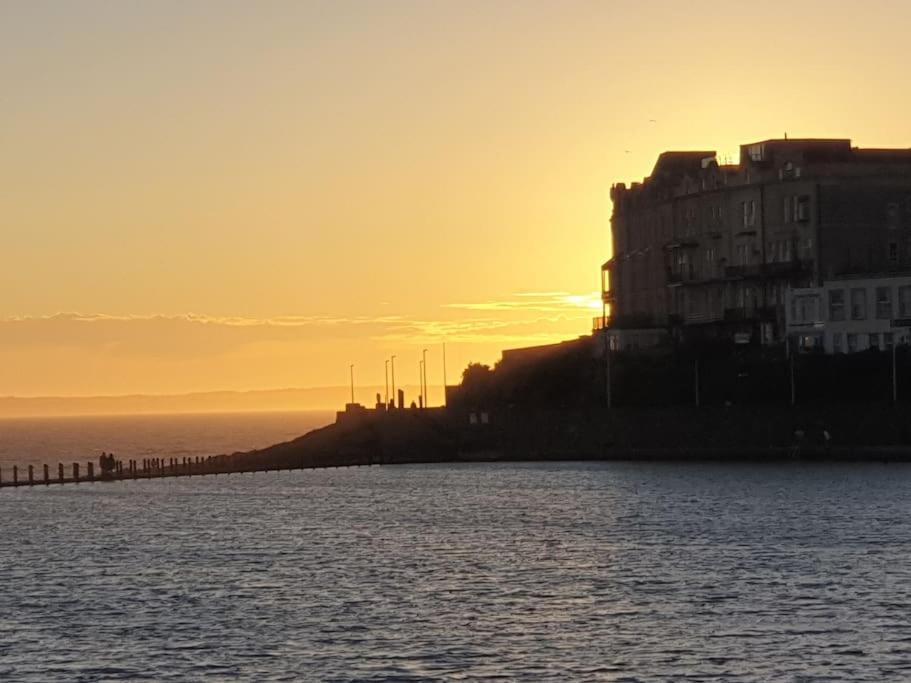 Modern Apartment With Stunning Sea View Weston-super-Mare Eksteriør bilde