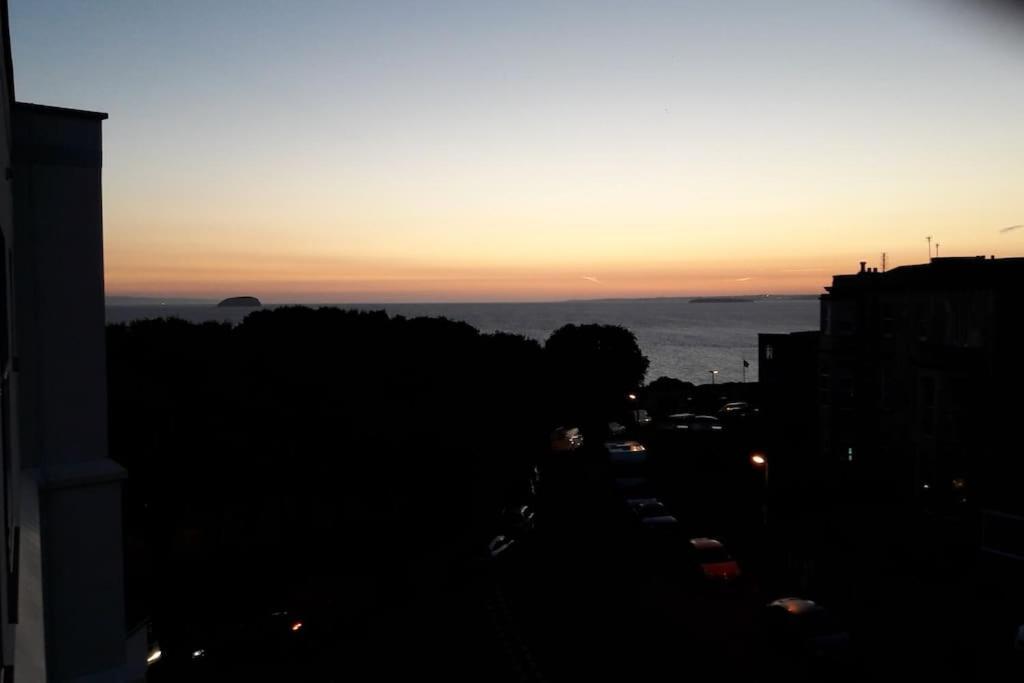 Modern Apartment With Stunning Sea View Weston-super-Mare Eksteriør bilde